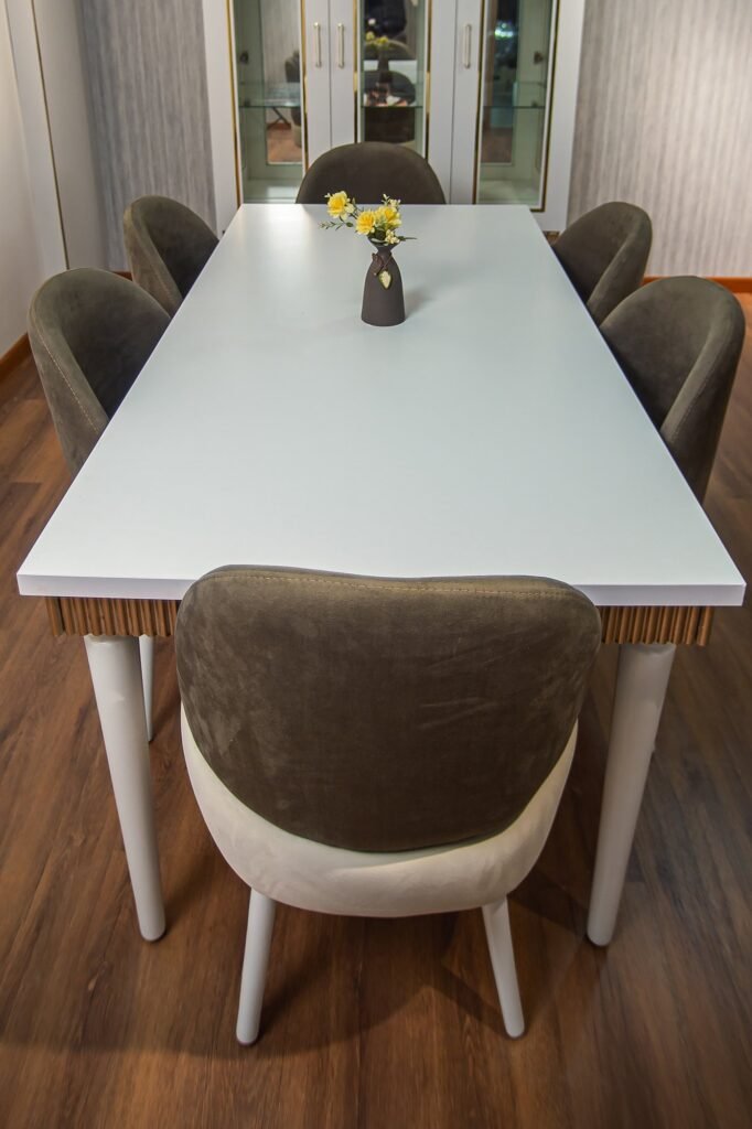 Complete White & Gold Dining Room Set: Table, 6 Chairs, Buffet & Display Cabinet - صورة 3