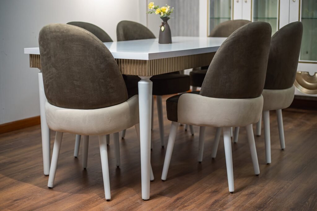 Complete White & Gold Dining Room Set: Table, 6 Chairs, Buffet & Display Cabinet - صورة 8