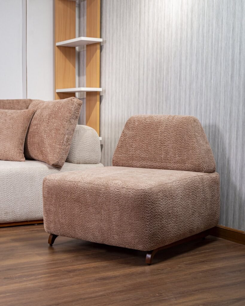 Cream Modular Living Room Set with Blush Cushions & Pouf - صورة 11