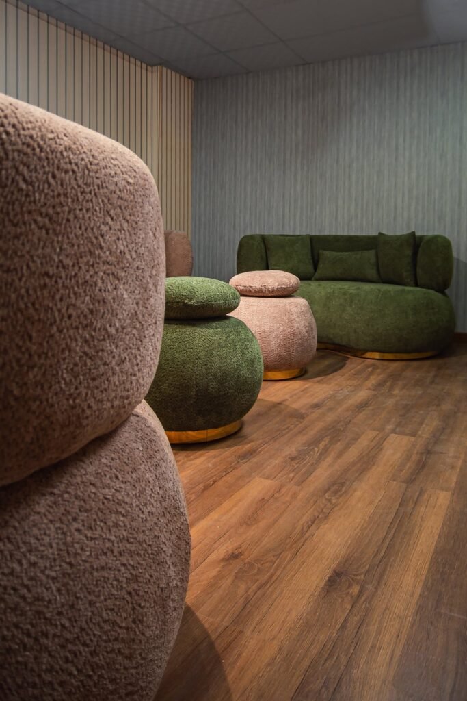 Curved Green & Blush Living Room Set with Armchairs & Poufs - صورة 15