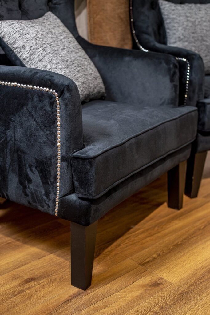 Grey Velvet Sofa Set with Black Tufted Wingback Chairs - صورة 10