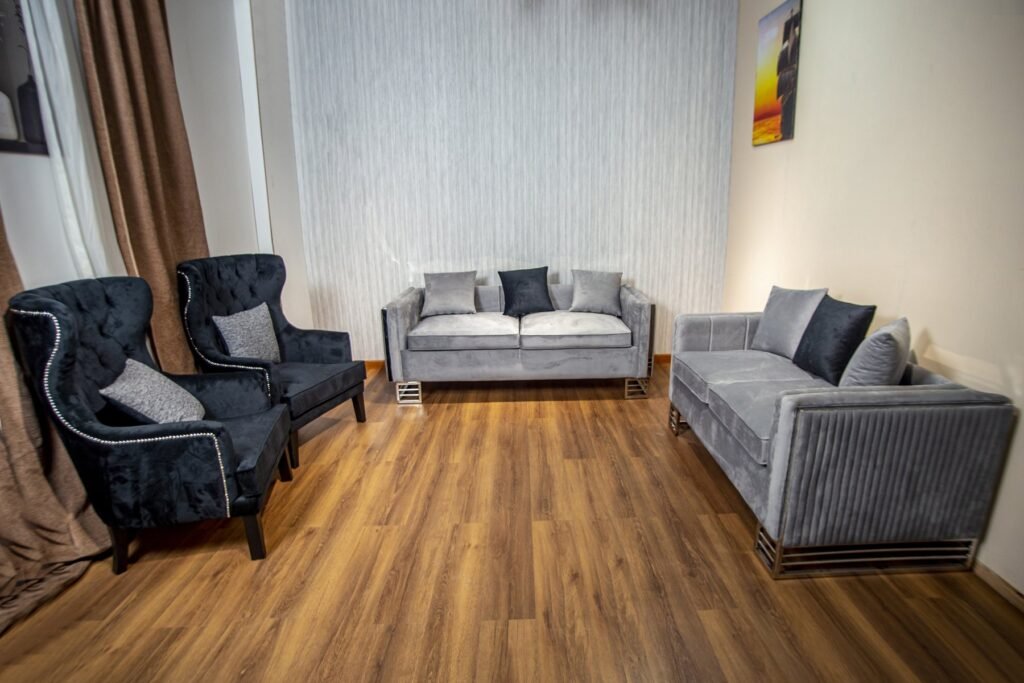 Grey Velvet Sofa Set with Black Tufted Wingback Chairs - صورة 2