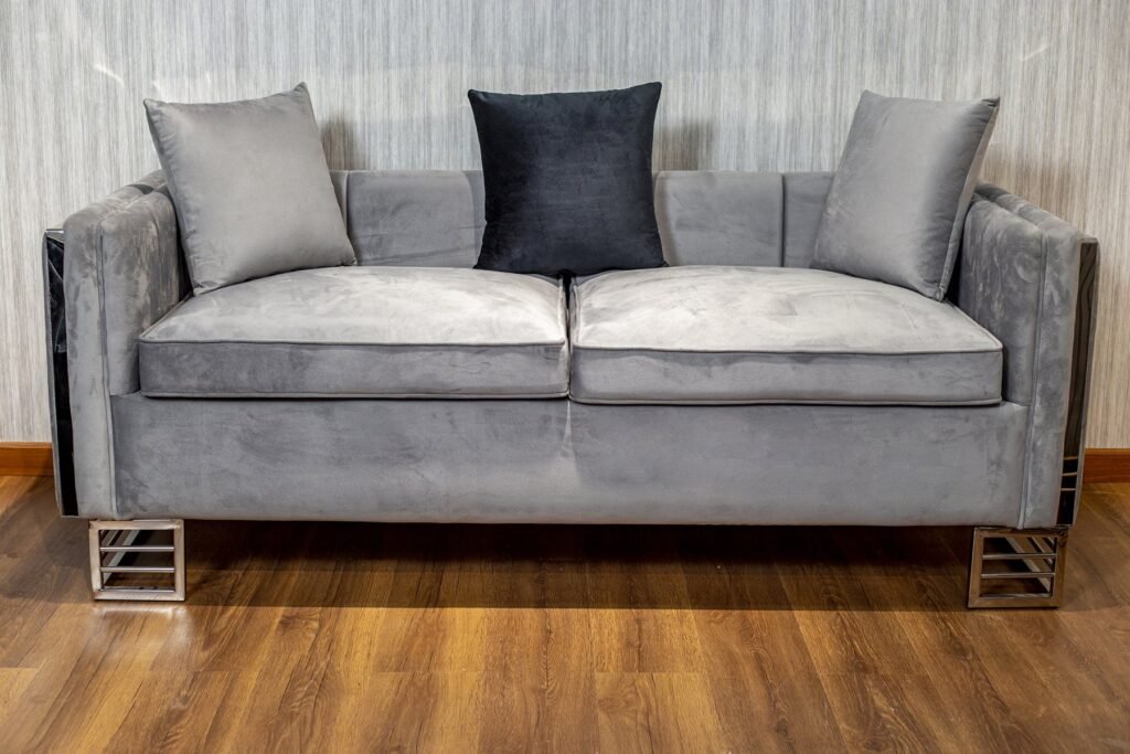 Grey Velvet Sofa Set with Black Tufted Wingback Chairs - صورة 3