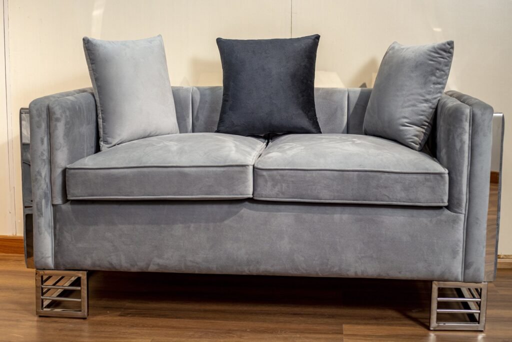 Grey Velvet Sofa Set with Black Tufted Wingback Chairs - صورة 4