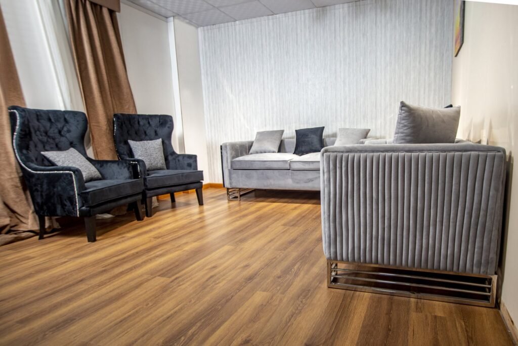 Grey Velvet Sofa Set with Black Tufted Wingback Chairs - صورة 6