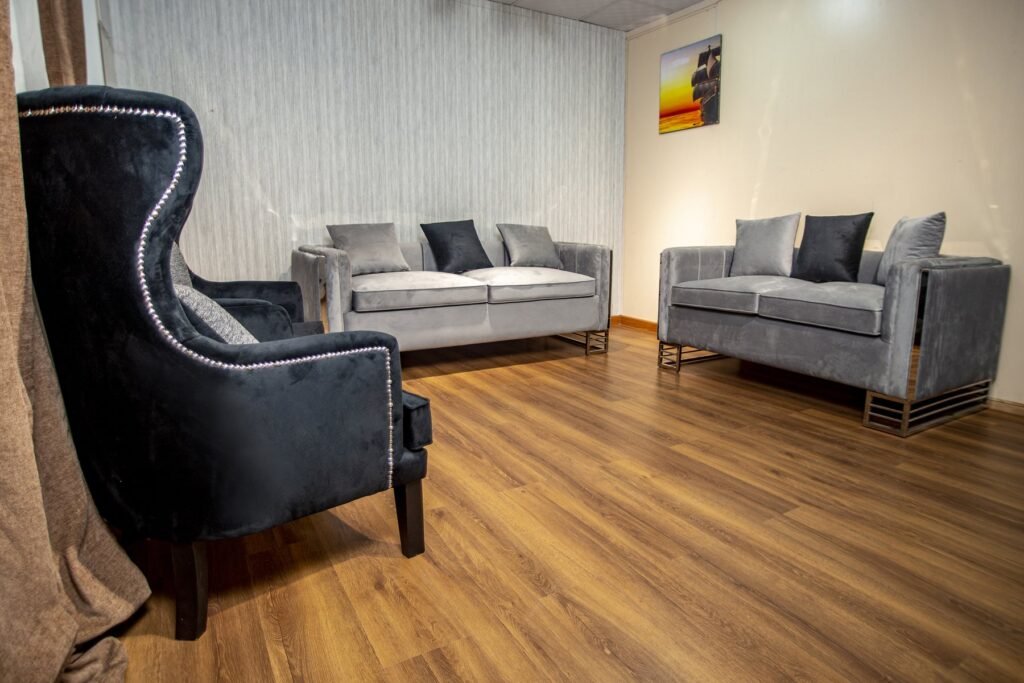Grey Velvet Sofa Set with Black Tufted Wingback Chairs - صورة 7