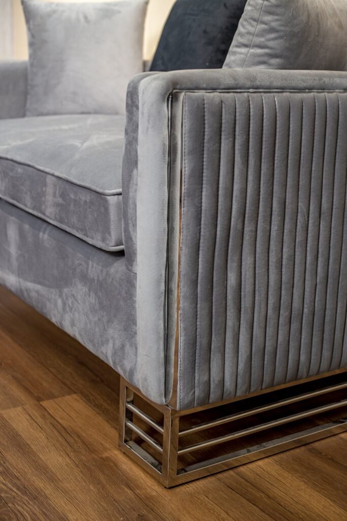 Grey Velvet Sofa Set with Black Tufted Wingback Chairs - صورة 9