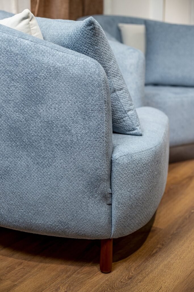 Light Blue Curved Living Room Set with Wooden Legs - صورة 11