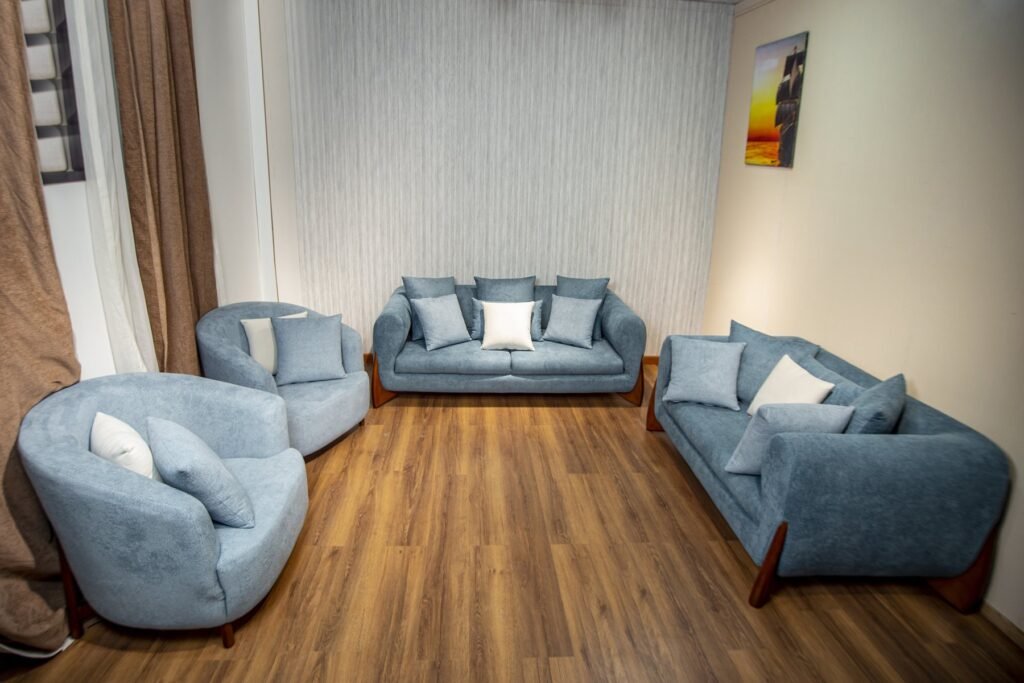 Light Blue Curved Living Room Set with Wooden Legs - صورة 3