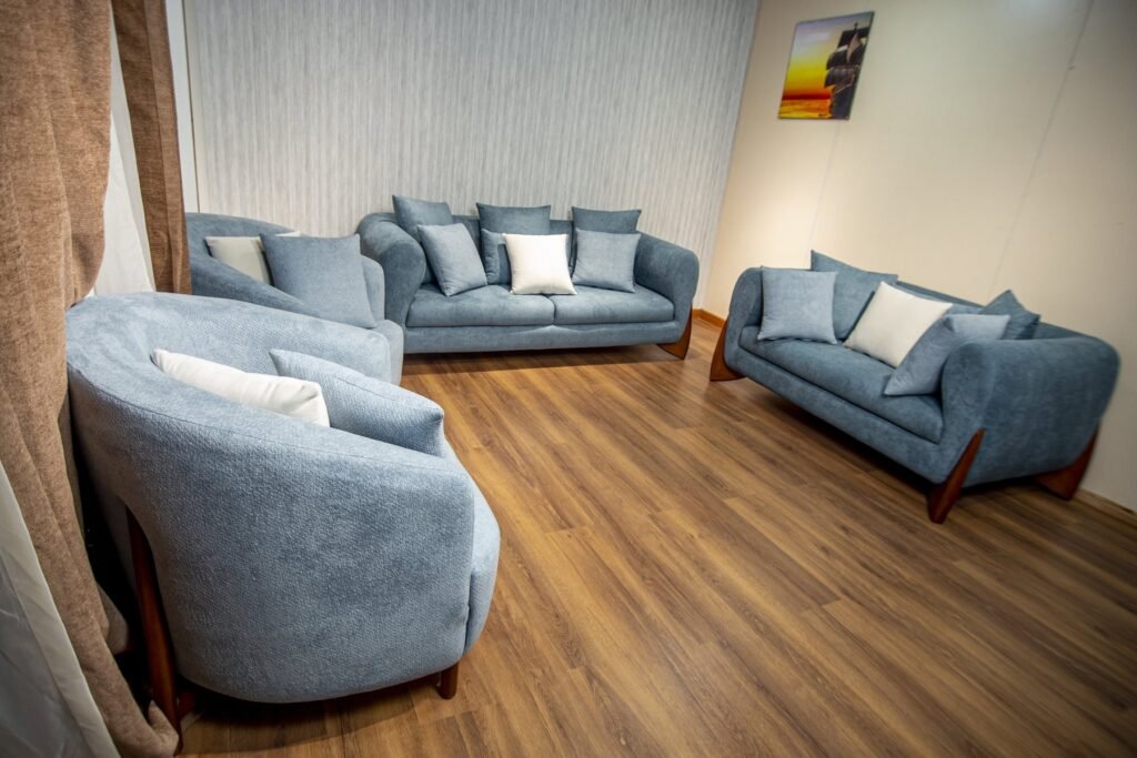 Light Blue Curved Living Room Set with Wooden Legs - صورة 4