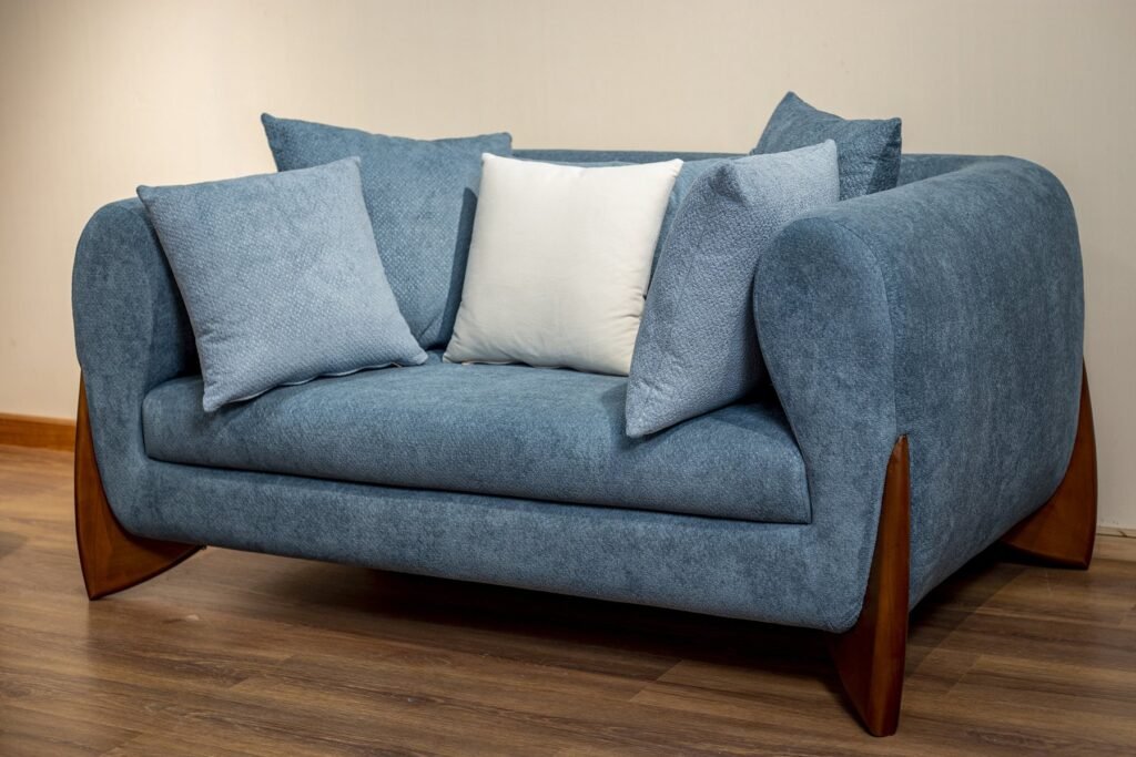 Light Blue Curved Living Room Set with Wooden Legs - صورة 5