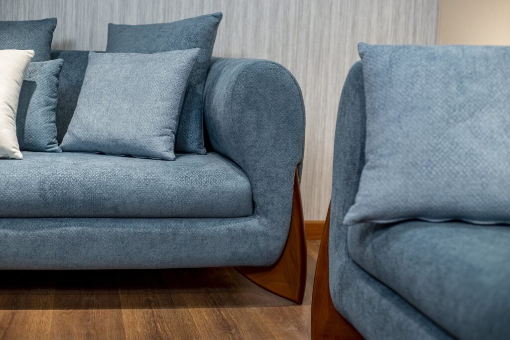 Light Blue Curved Living Room Set with Wooden Legs - صورة 6