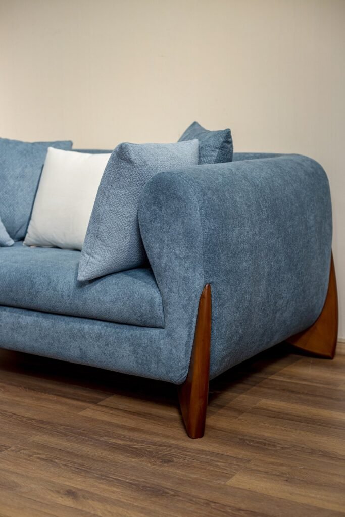 Light Blue Curved Living Room Set with Wooden Legs - صورة 7
