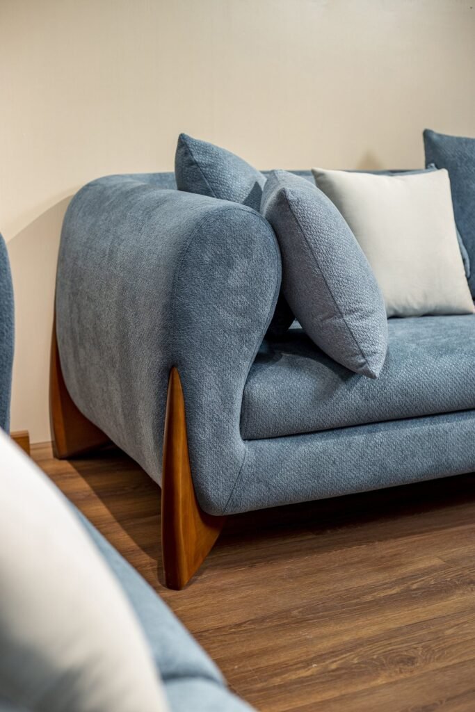Light Blue Curved Living Room Set with Wooden Legs - صورة 8