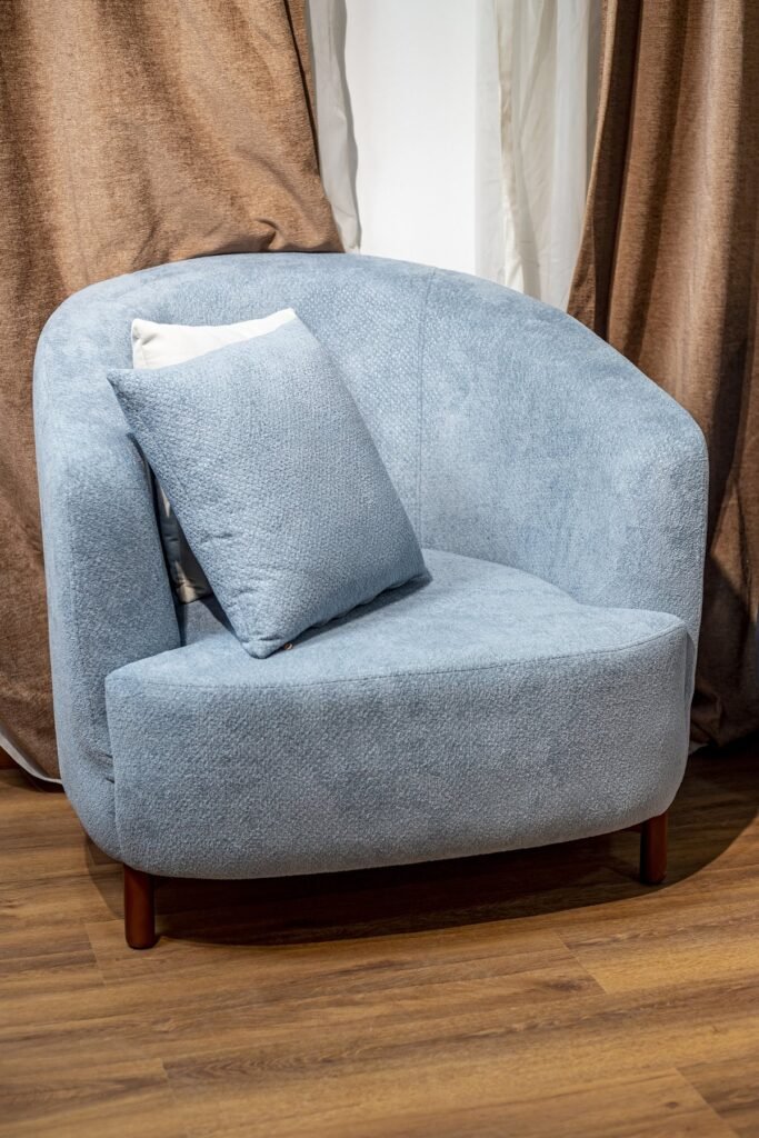 Light Blue Curved Living Room Set with Wooden Legs - صورة 9